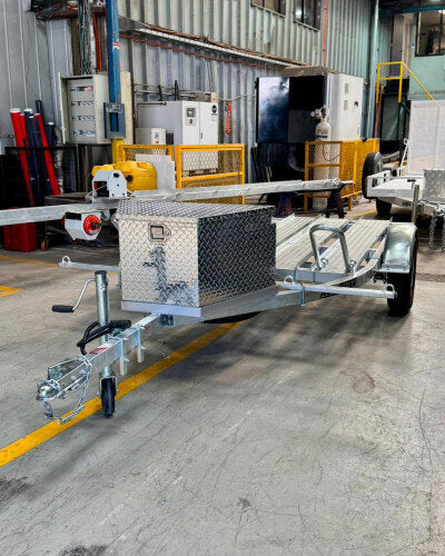 Carro de Arrastre Moto | 39L + Caja de Aluminio Large + Rueda de Repuesto