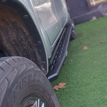 Pisadera RB30 Slim Toyota Hilux CD 16->